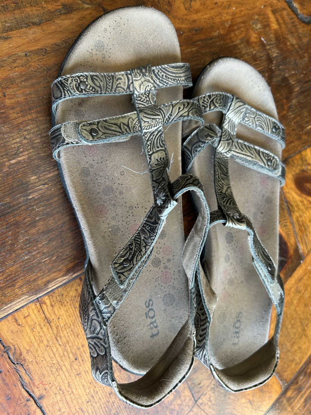 Taos size 9 (40) Trophy 2 Pewter Embossed Sandals - Picture 3 of 6